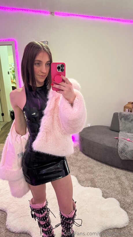 Naughtsoshhy modèle sympa des photos