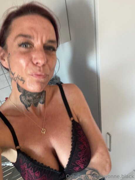 Yvonne Black étoile xxx galerie