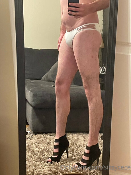 Sissycece modèle nu photos