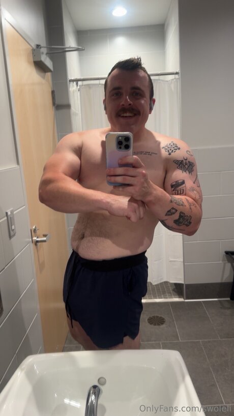 Swoleli modelo desnuda galería