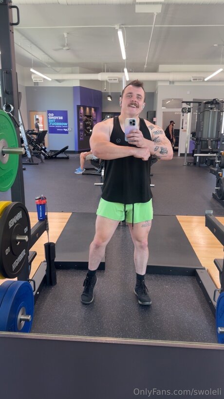 Swoleli beau modèle galerie