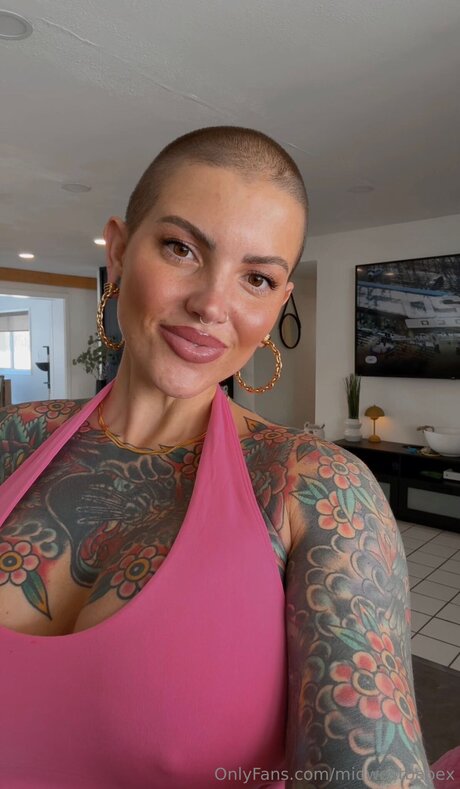 Midwestbabex beautiful model image