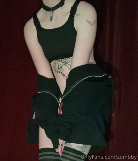 Zombby estrella erótica archivo