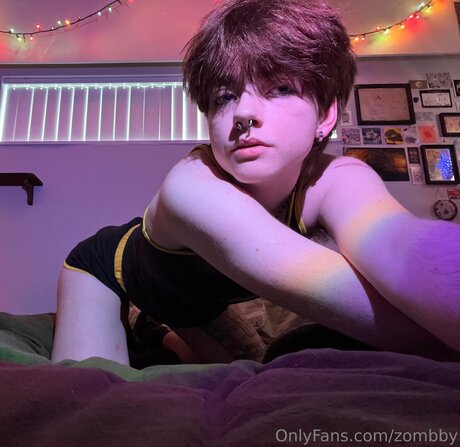 Zombby actrice libre photos