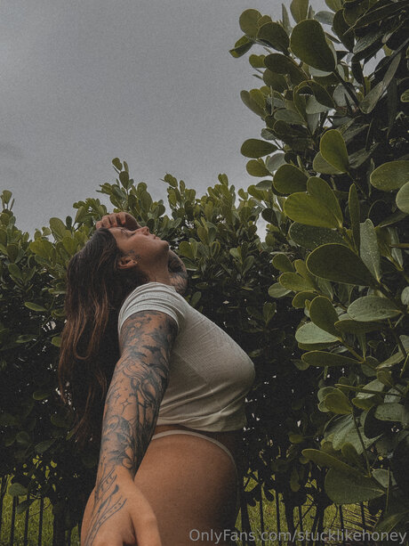 Stucklikehoney model top pictures
