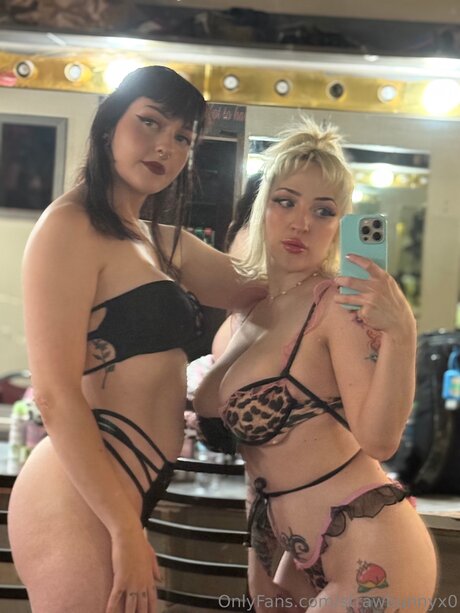 Strawbunnyx0 star du porno belle images