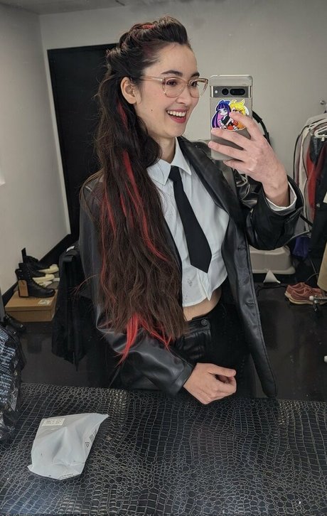 Ovilee May actriz desnuda galerías