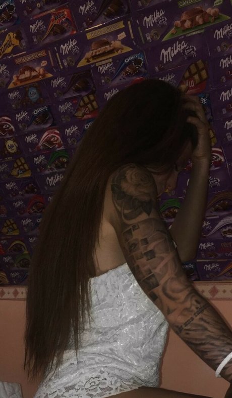 Flora Tabi modèle exclusif photo