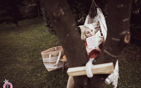 blonde rondelette onlyfans chaud sympa collection