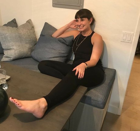 Allison Raskin actriz atractiva fotos