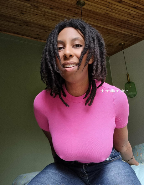 themilkmaide hermosa estrella porno foto