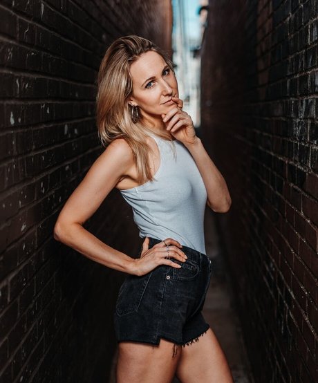 Nikki Glaser actriz atractiva galerías