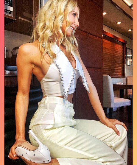 Nikki Glaser modelo desnudo imágenes