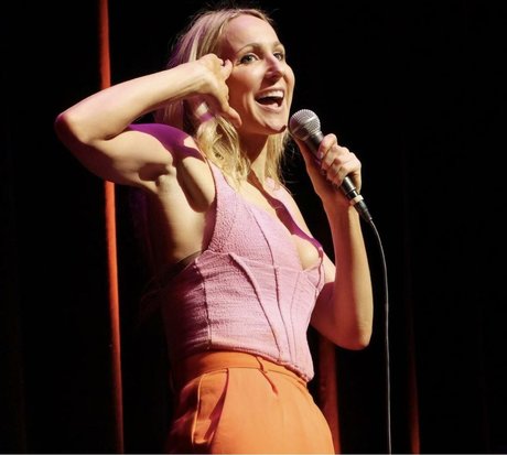 Nikki Glaser modèle joli image