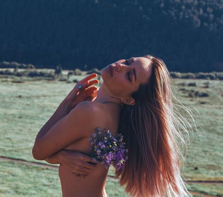 AlinaNaMeli modelo agradable galerías