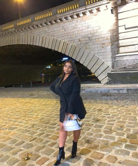 Zina Hadid estrella porno caliente imagen