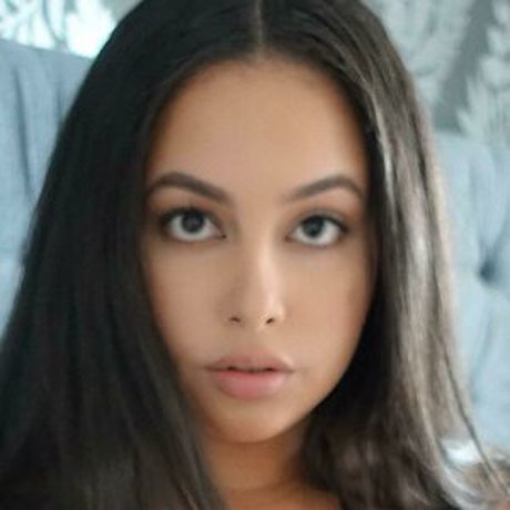 Zina Hadid bonita actriz fotos