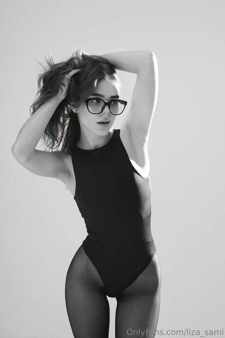 Liza Sami modelo desnuda imágenes