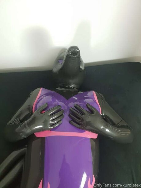 Kurolatex modelo desnuda galerías