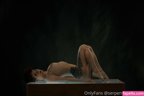 Adalind Gray modelo sexual fotos