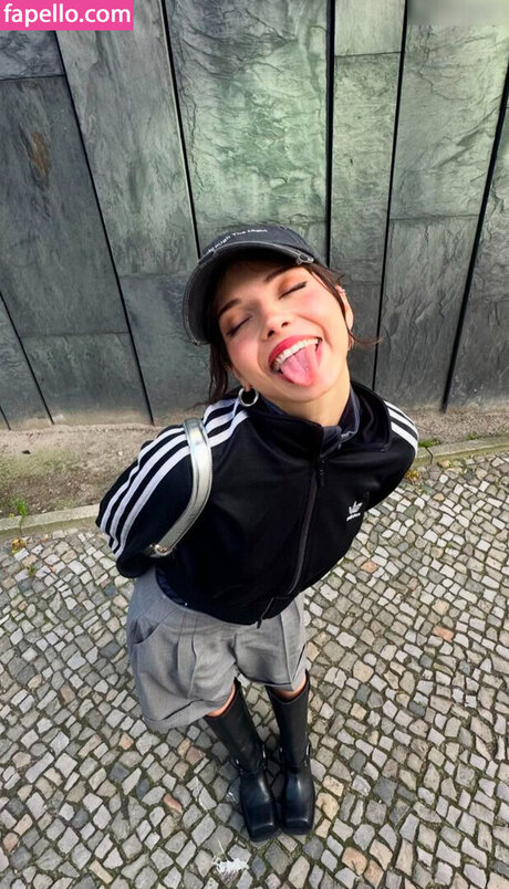 Nina Chuba modèle sexy des photos