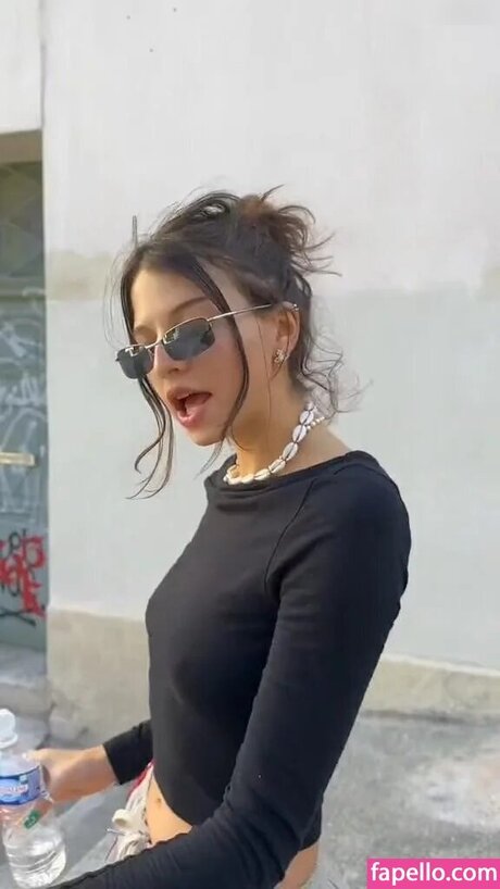 Nina Chuba belle actrice collection