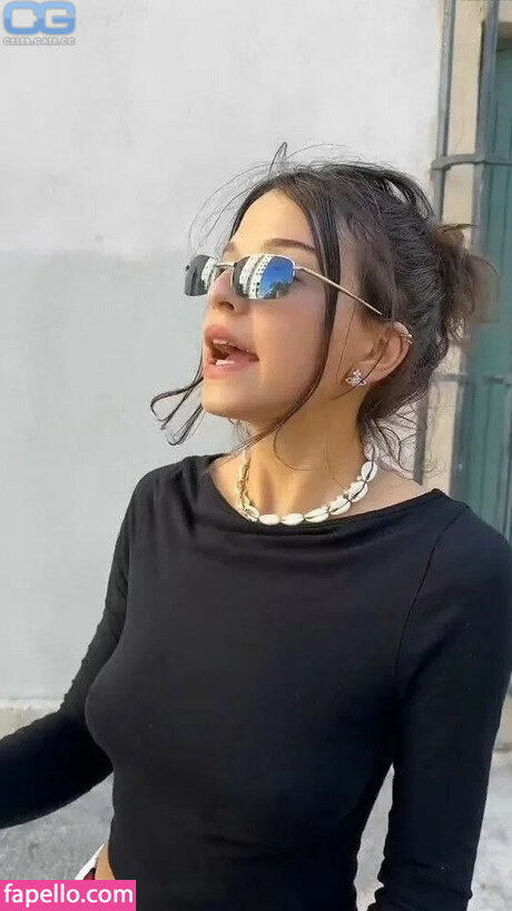 Nina Chuba modelo atractivo archivo