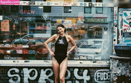 Nina Chuba modèle érotique img