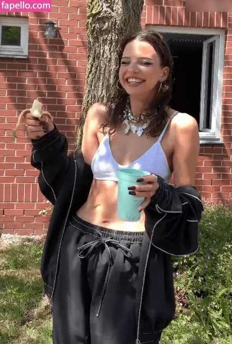 Nina Chuba modelo de arte foto