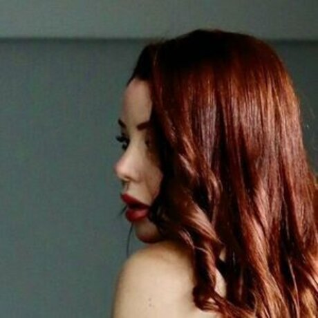 Isis Ruiva modelo superior imágenes