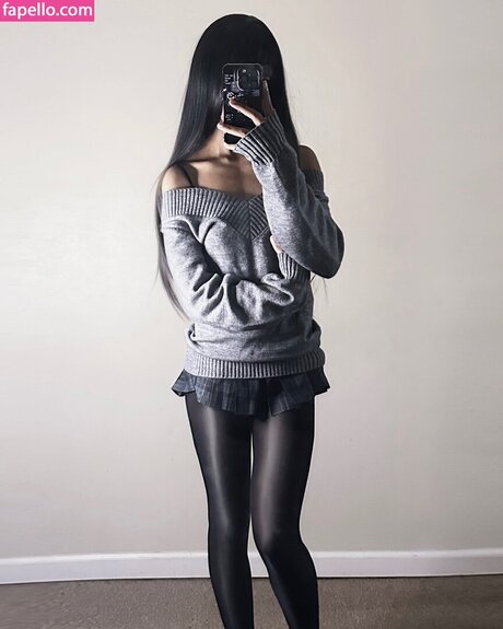 ShesnothingSpecial top model img