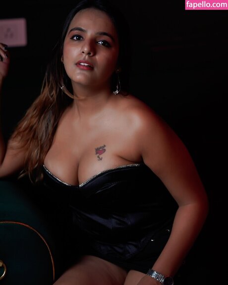 Shreyal Pandey nudes model img