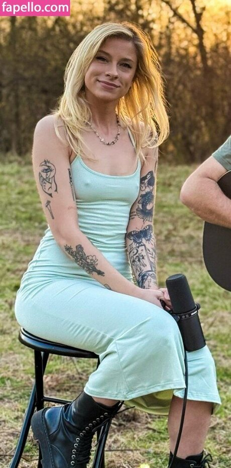 And1e C4se estrella porno desnuda foto