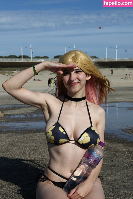 mafskiwi modelo desnuda imagen