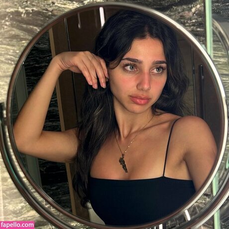 karimaa r nude star img
