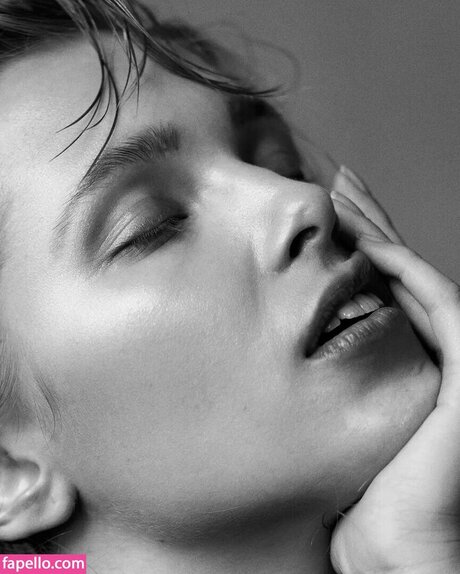 Laura Oganessian porn model img