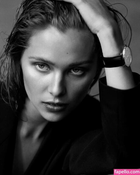 Laura Oganessian modèle porno archive