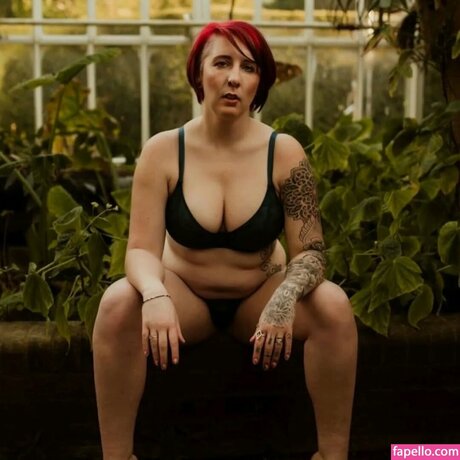 knee deep in life star sexy pictures
