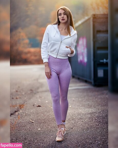 Larissa Schmiederer modelo caliente foto