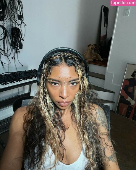 Spellling modelo desnudo imágenes