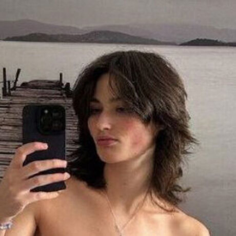 Aleandrafrerk estrella porno atractiva imagen