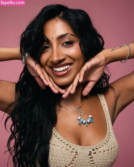 Lara Raj sexo estrella archivo