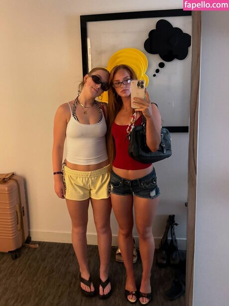 Julia Hatch modelo hermosa foto