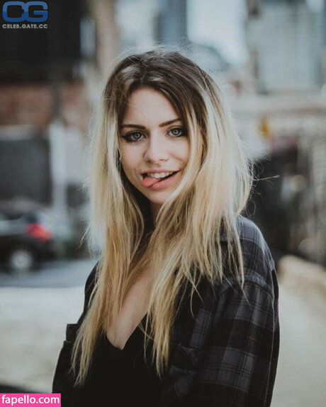 Maddie Phillips arte modelo archivo