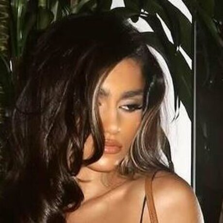 Rayna V modèle magnifique image