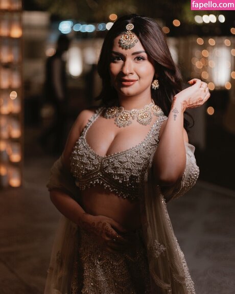 Avneet Kaur estrella atractiva imágenes