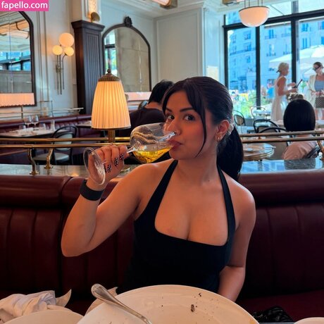 Avneet Kaur estrella superior fotos