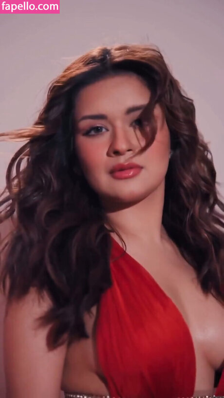 Avneet Kaur estrella atractiva archivo