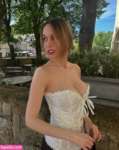 Serena Skybourne star du porno hd galeries