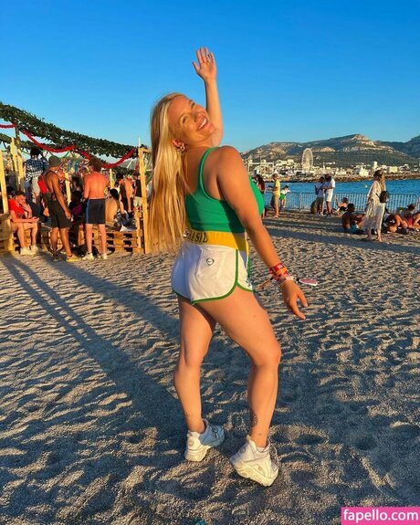 Justinaccessible modelo desnudo imágenes